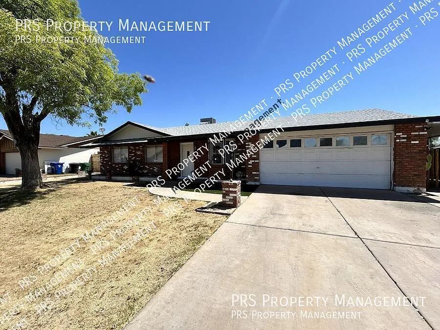 Lovely single family home with large backyard on a quiet street — Photo 2