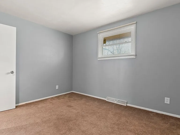 2271-2277 E Laurel St — Photo 37