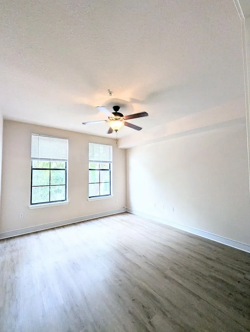 Cozy, updated 1x1 621 square feet with balconette — Photo 4