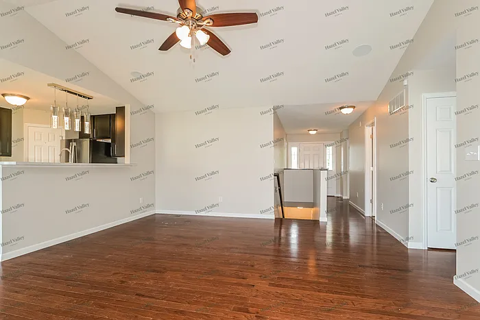 319 Pecan Bluffs Dr — Photo 5