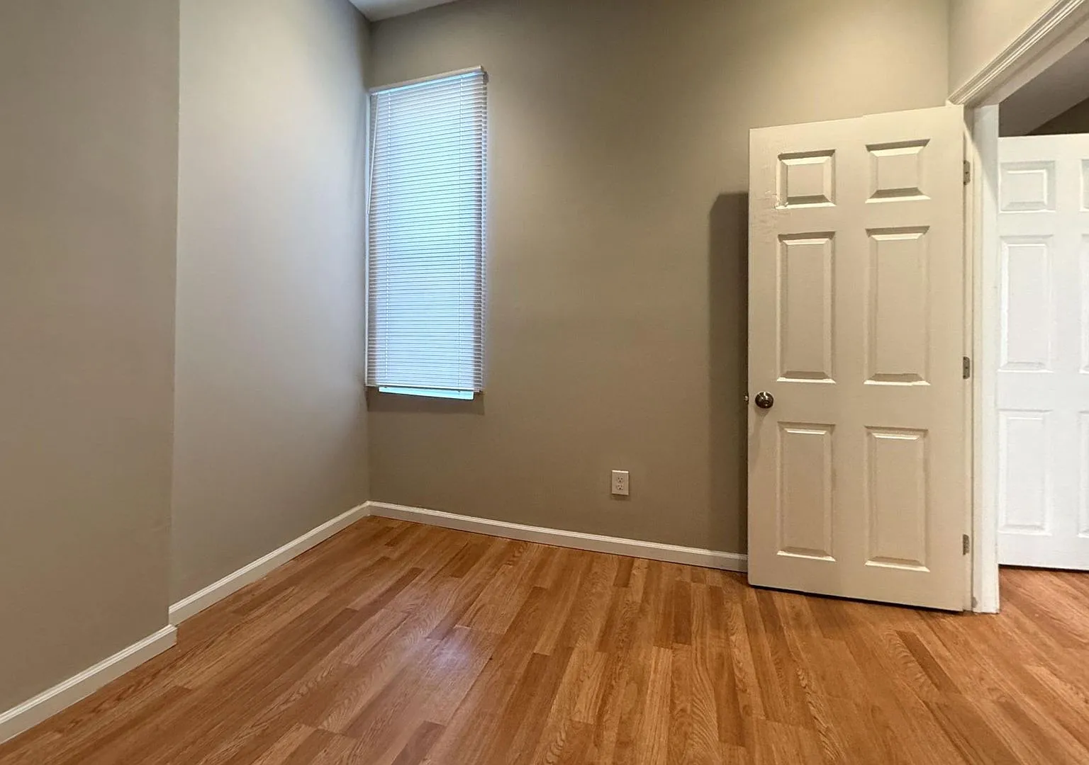 Charming 4BR/2BA Rowhouse with Hardwood-Style Flooring Throughout — Photo 4