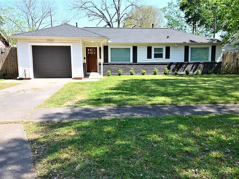 1906 Coulcrest Dr — Photo 1