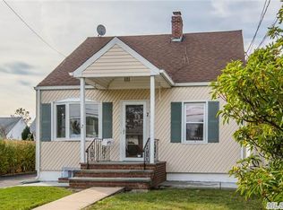 2 Cedar St, Hicksville, NY 11801