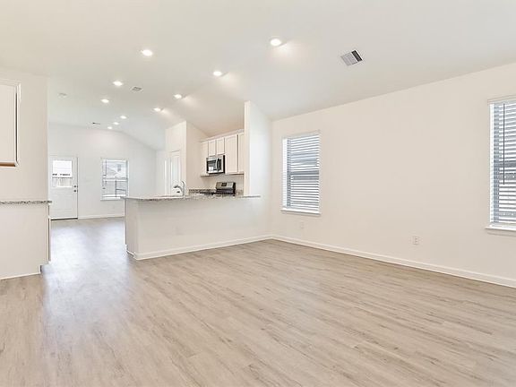 3rd image of 2614 Chestnut Oak Cir