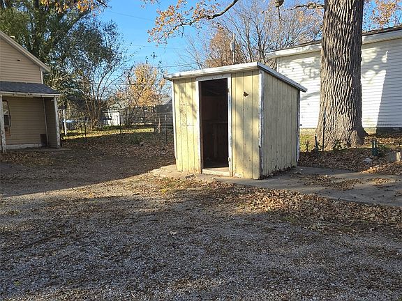 4th image of 923 Oakland Rd NE