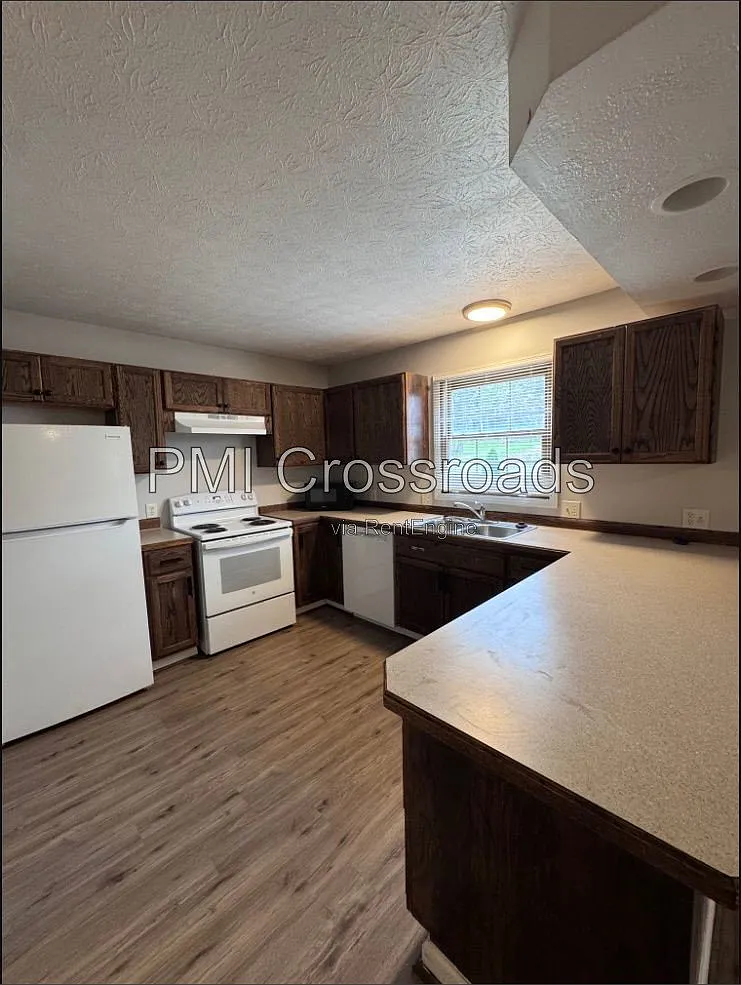 3 bed, 1.5 bath, 1756 sqft, $1,690 — Photo 2
