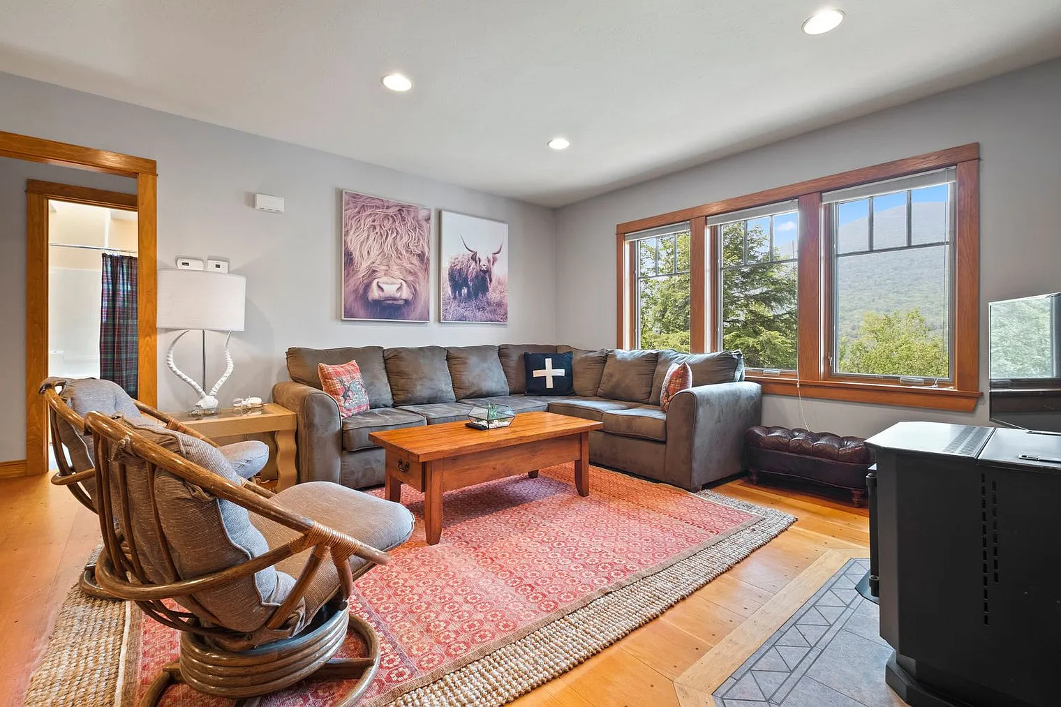 7 bed, 4.0 bath, 4499 sqft, $36,420 — Photo 2