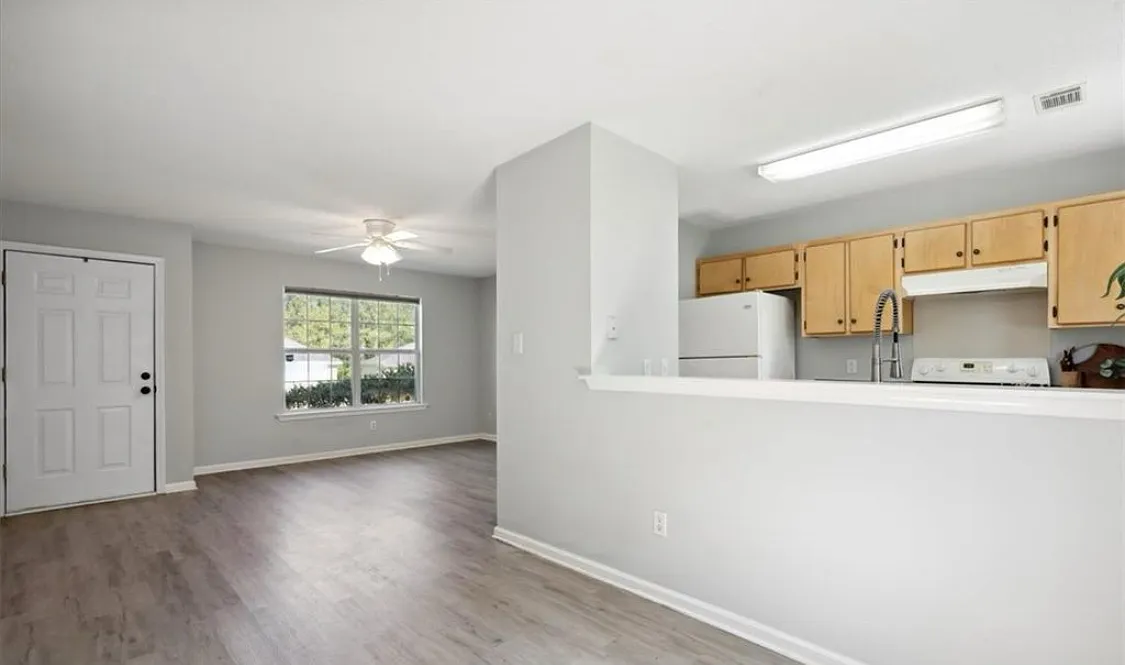 3 bed, 1058 sqft, $1,980 — Photo 4