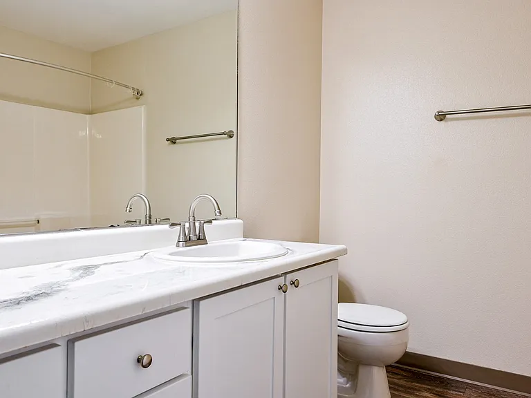 Suzann Plaza Apartments — Photo 32