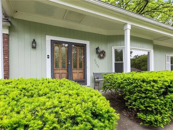 2209 W 103rd St, Leawood, KS 66206