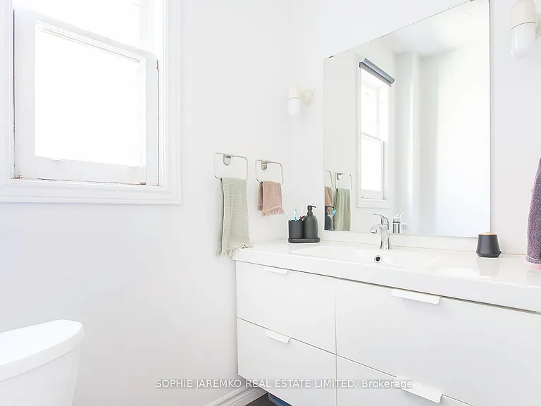 2102A Dundas St W — Photo 10