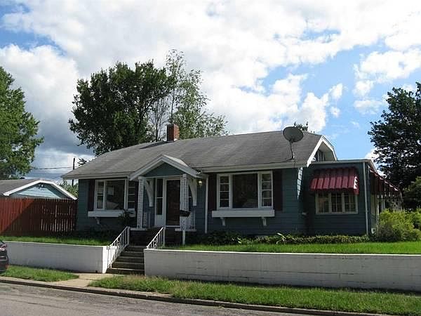 1st image of 702 S 32nd St