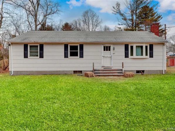 187 Hot Water Street, Manorville, NY 11949