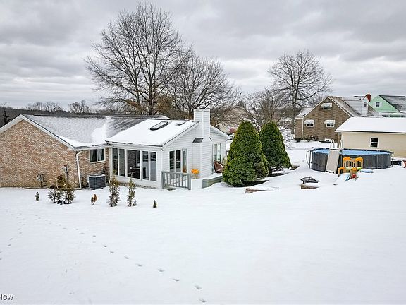 5th image of 136 Pleasant St
