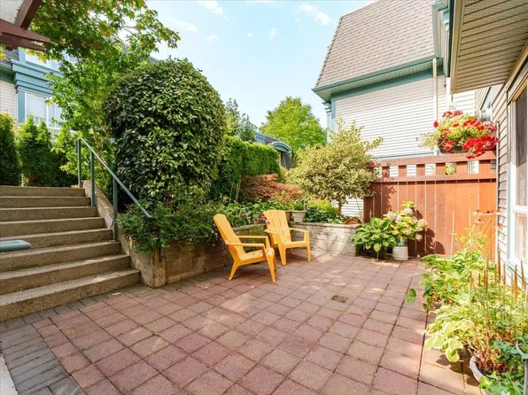 288 Saint Davids Ave #12, North Vancouver, BC V7L 4X2