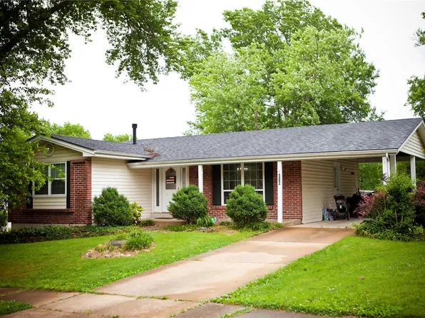 502 Blazedwood Dr, Ballwin, MO 63021