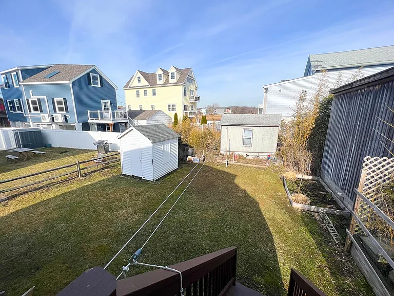754 E Broadway — Photo 16