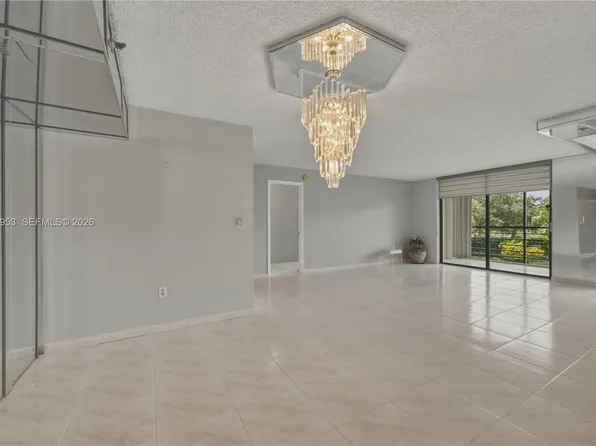 900 Saint Charles Pl APT 310, Pembroke Pines, FL 33026