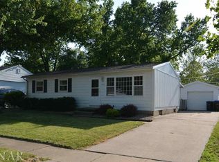 1320 Dogwood Ln, Bloomington, IL