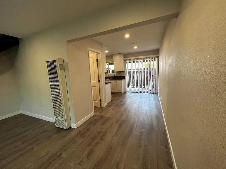 429 W Elk Ave #B — Photo 24