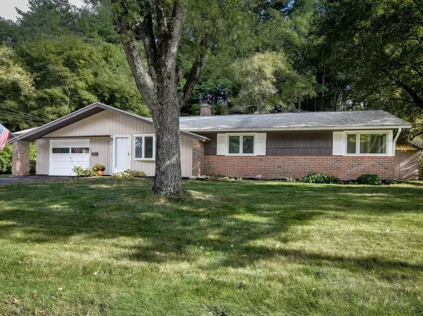 29 Eisenhower Rd, Framingham, MA 01701