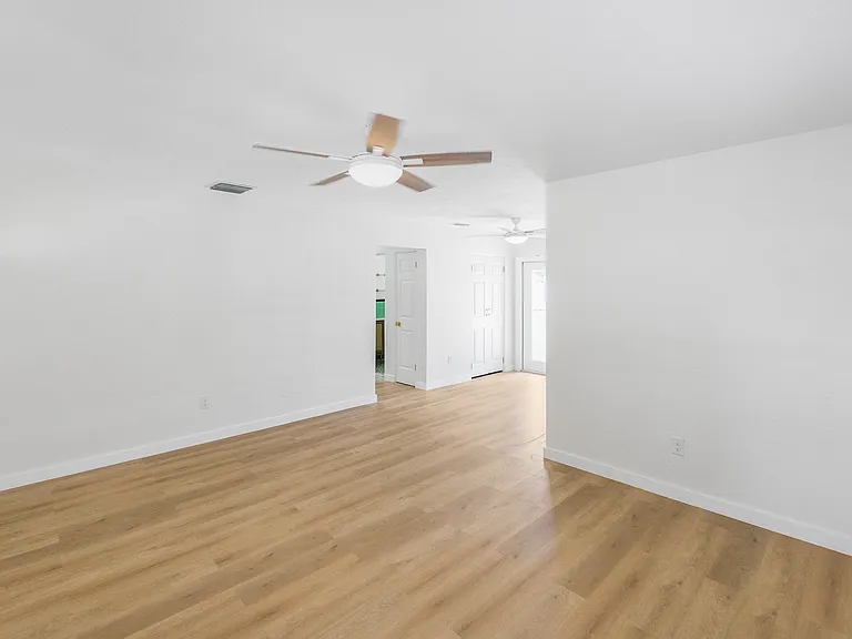 238 43rd Ave NE — Photo 7