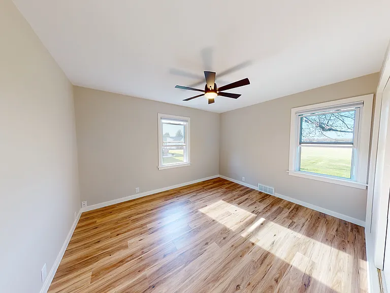 370 E Jefferson St — Photo 4