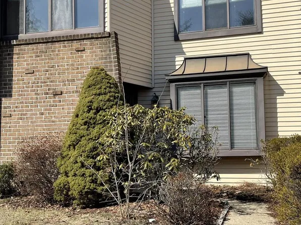 4 Independence Pl, Newtown, PA 18940