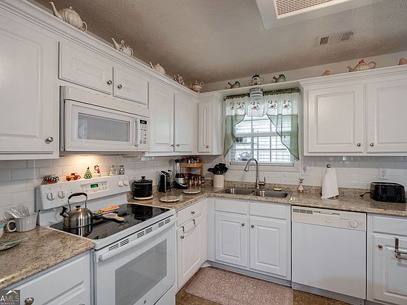 3rd image of 1415 Blanding Way
