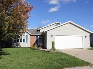 1413 Ravine Forest Dr, West Bend, WI 53090