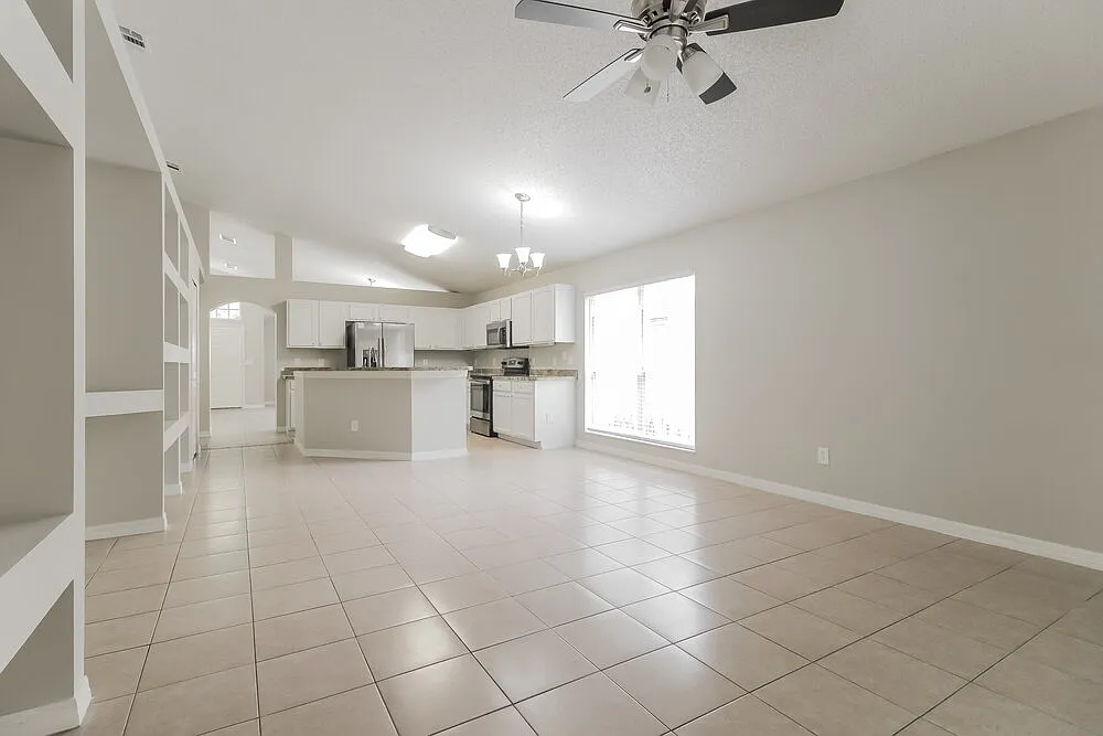 4 bed, 2.0 bath, 1917 sqft, $2,685 — Photo 4