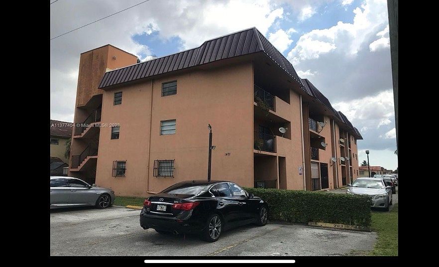 1st image of 1471 W 43rd Pl APT 303