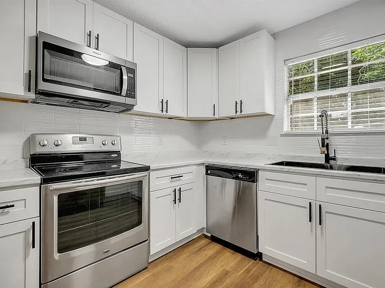 1825 Sherwood Dr — Photo 9