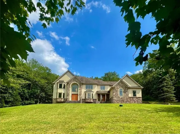 707 Kennedy Ct, East Stroudsburg, PA 18301