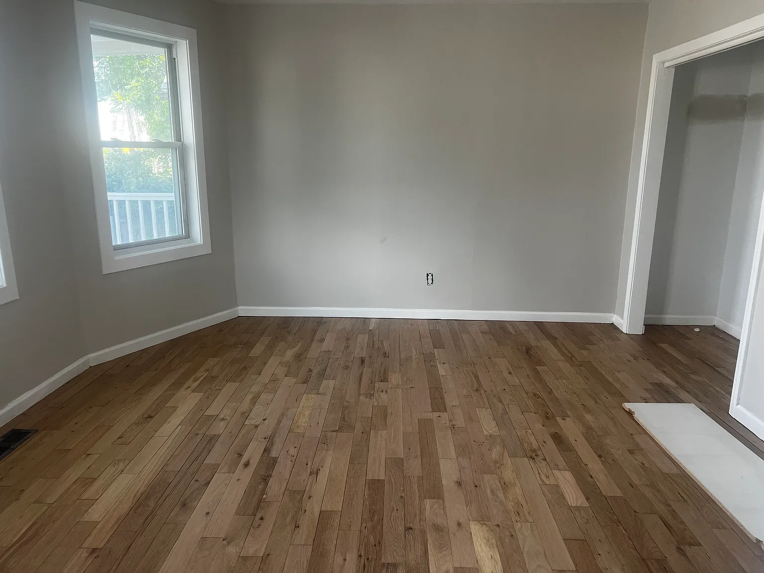 3 bed, 900 sqft, $2,100 — Photo 2
