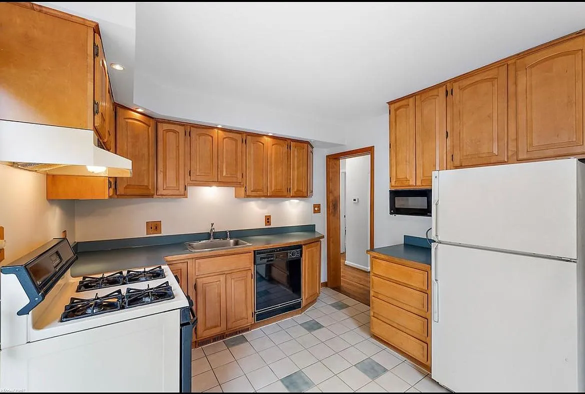 3 bed, 938 sqft, $2,100 — Photo 4