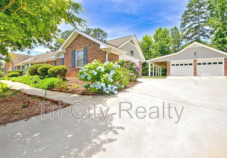 630 Hawthorne Pl — Photo 3
