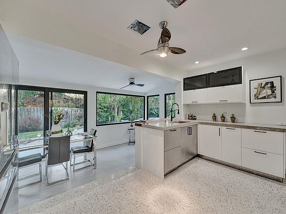 3rd image of 533 NE 27th Drive