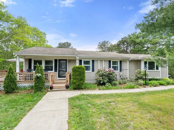 9 Debbies Ln, Barnstable, MA 02630
