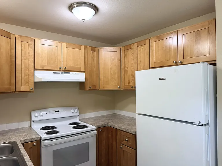 Riverside Manor — Photo 31