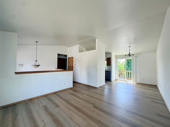 3rd image of 216 E 68th St