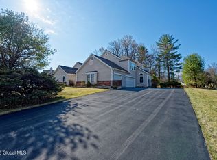 82 Killarney Dr, Niskayuna, NY 12309