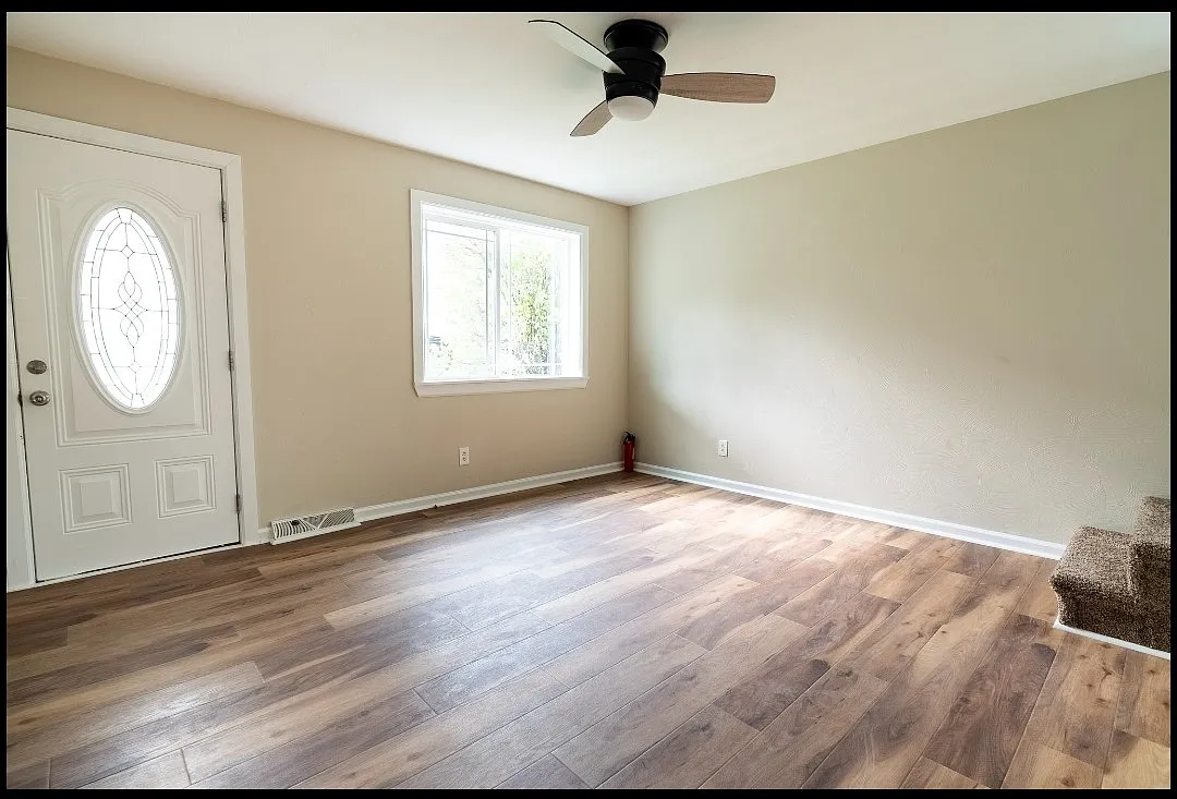 3 bed, $1,599 — Photo 2