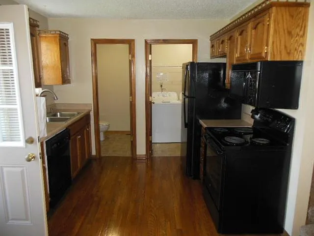 718 SE London Way — Photo 4
