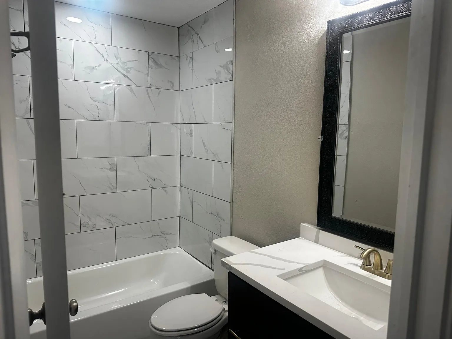 2 bed, 1070 sqft, $2,000 — Photo 2