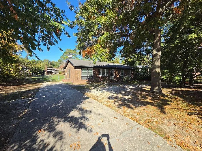 3 bed, 1.5 bath, 1275 sqft, $1,295 — Photo 2