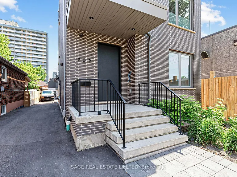 909 Castlefield Ave #1 — Photo 4