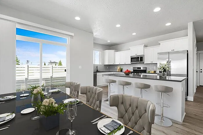 5 bed, 3.0 bath, 2102 sqft, $2,900 — Photo 2