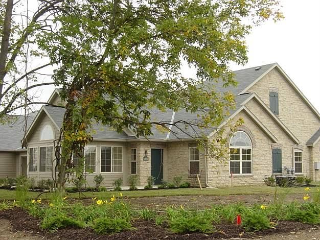 Original photo of condo, bushes surround porch now