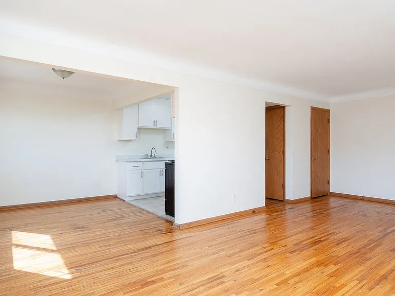 Mount Curve Apartments — Photo 9